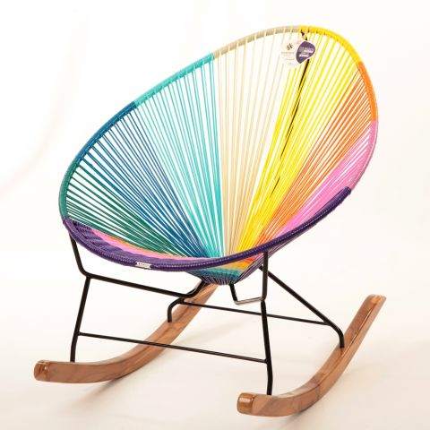 Silla Acapulco Mecedora con asiento tupido y balanzas en madera.