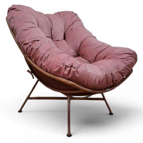 Silla de Sala Nimbus con cojín acolchado y tejido artesanal.