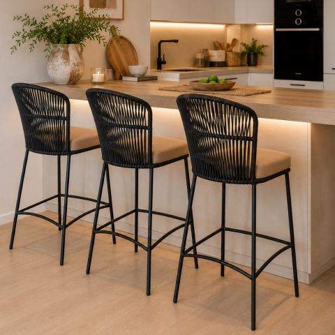Silla de Barra Azteca en un proyecto de cocina o barra contemporánea.